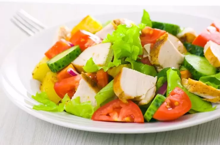 无碳水化合物饮食的蔬菜和鸡肉沙拉