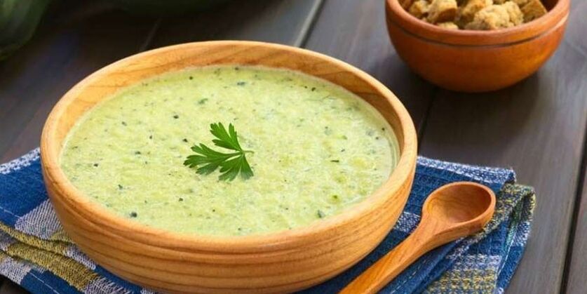 卷心菜西葫芦汤是低过敏性饮食菜单上的一道对胃有益的菜肴