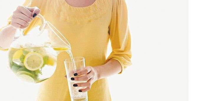 柠檬水有助于清洁身体