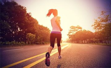 有氧运动，例如跑步，有助于燃烧腿部脂肪。